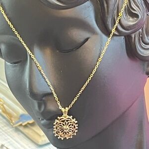 Elegant Gold Pendant Necklace